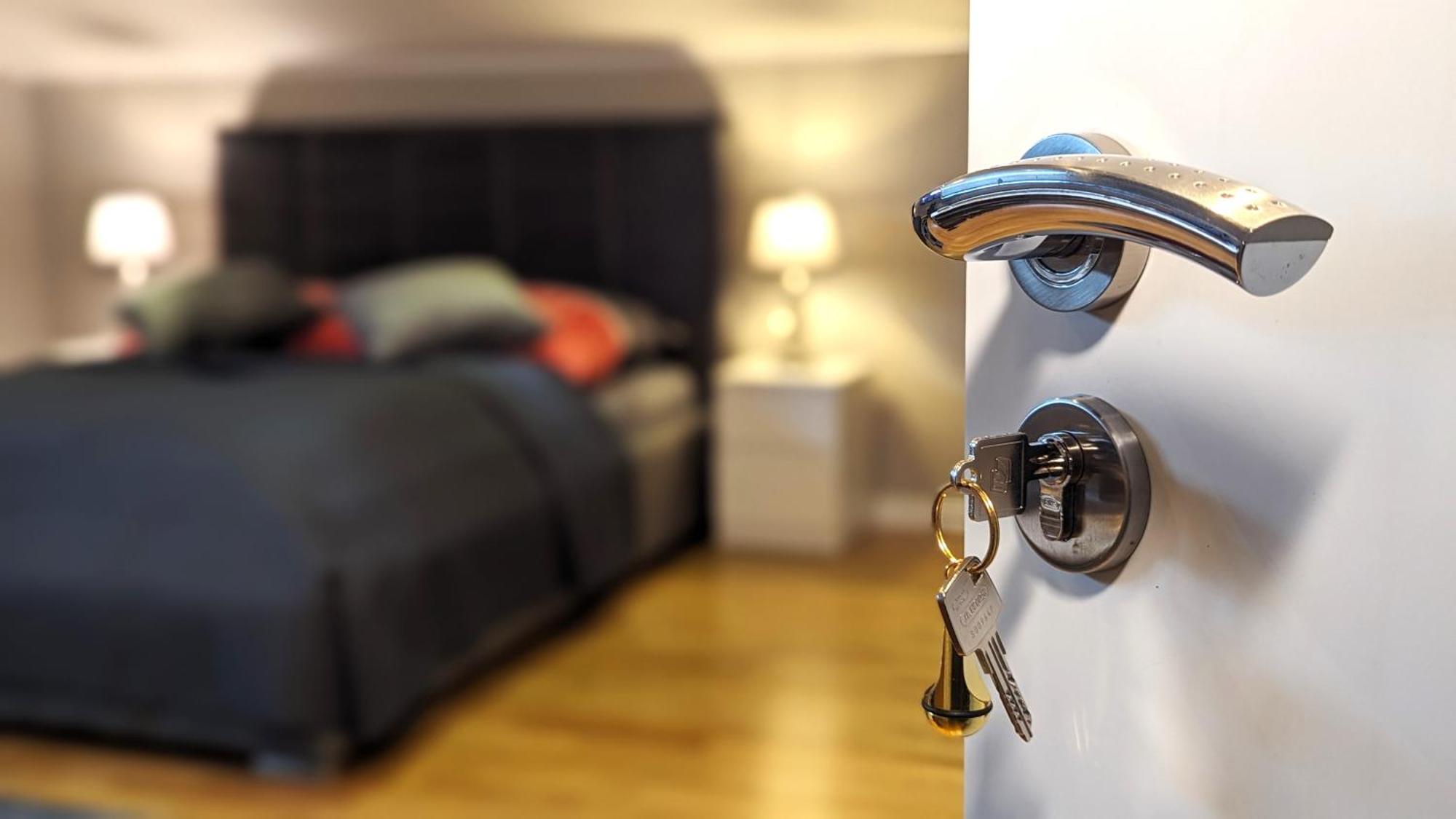 3 Rooms - Zimmervermietung Naehe Flughafen Ber - Gratis Wlan, Parken & Netflix Berlim Exterior foto